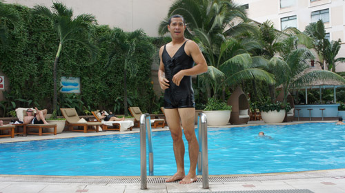 Video: Trương Thế Vinh õng ẹo bên bể bơi - 4