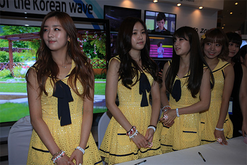 HOT: Fan Việt cuồng nhiệt đón thần tượng A-Pink - 20