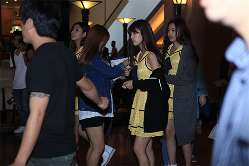 HOT: Fan Việt cuồng nhiệt đón thần tượng A-Pink - 17