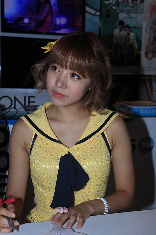 HOT: Fan Việt cuồng nhiệt đón thần tượng A-Pink - 4