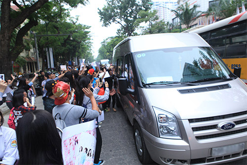 HOT: Fan Việt cuồng nhiệt đón thần tượng A-Pink - 2