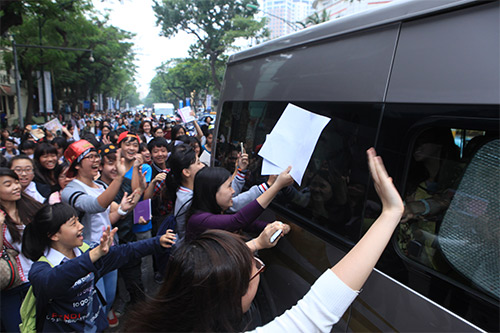 HOT: Fan Việt cuồng nhiệt đón thần tượng A-Pink - 3