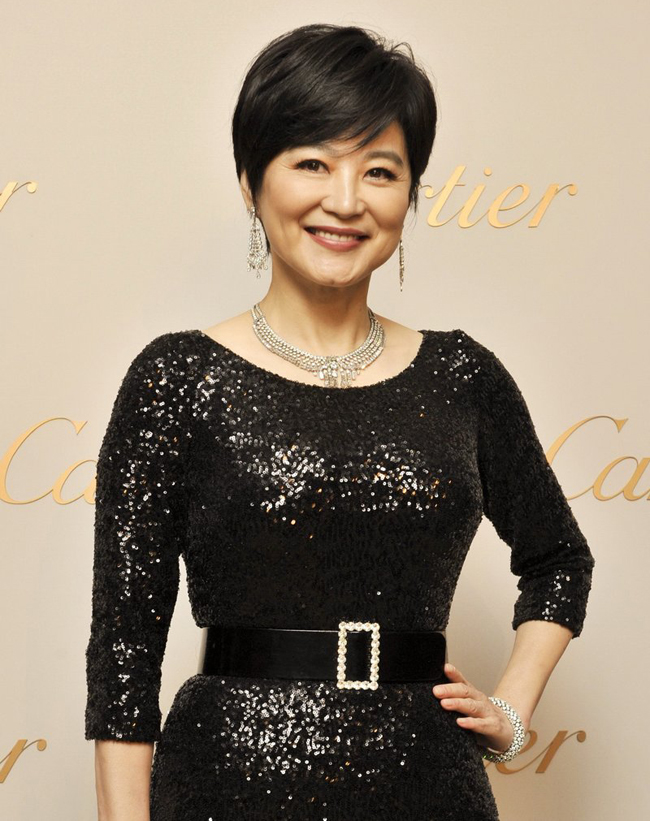 Năm 1994, nữ diễn viên nổi tiếng người Hồng Kông lên xe hoa cùng đại gia Lý Hình Nguyên và liên tiếp sinh cho nhà họ Lý 3 cô con gái. 
