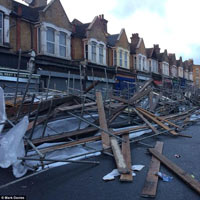 Tin tức trong ngày - Chùm ảnh: Siêu bão St Jude tàn phá nước Anh