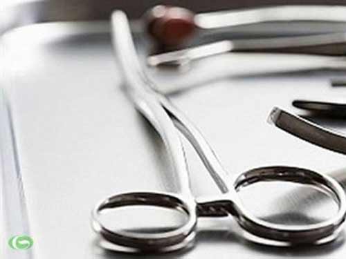 Những ca tự phẫu thuật rùng rợn nhất - 3