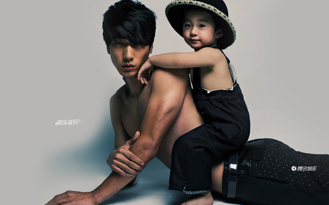 Phong cách thời trang siêu mẫu của bố Trương Lượng không còn gì phải nghi ngờ. Cả hai cha con Trương Lượng – Thiên Thiên đã có lần diễn chung trước ống kính máy ảnh rất tự nhiên.
