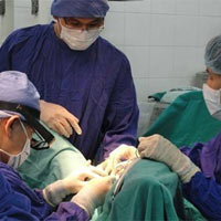 Sức khỏe đời sống - Đàn ông bơm mông, nâng ngực: Đã có người chết!