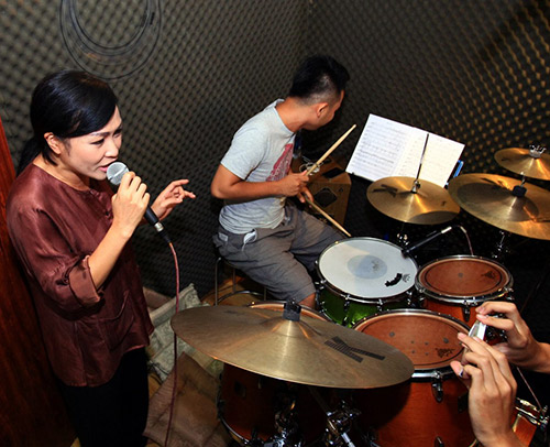 Phương Thanh mặc bà ba hát Rock - 4