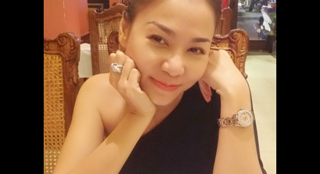 Nữ ca sỹ Thu Minh với nhẫn đính hôn 6 tỷ và đồng hồ hàng hiệu hơn 1 tỷ.
