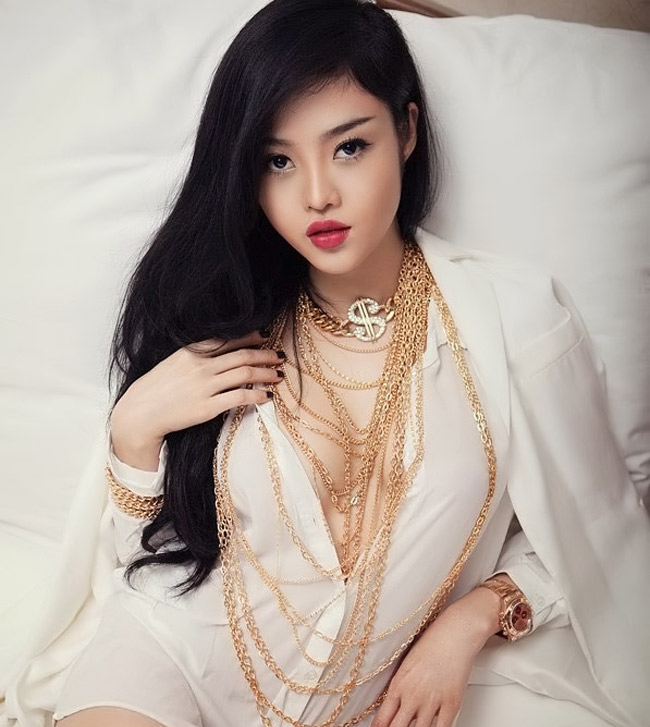 Vô số dây chuyền vàng “nặng đô” được đeo vào người Hoa hậu Việt Nam hoàn cầu 2012.
