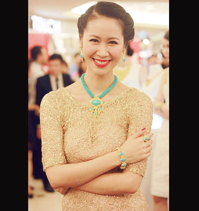 Hoa hậu thân thiện Dương Thùy Linh cũng đeo bộ trang sức có giá trị 700 triệu đồng.
