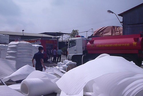 HN: Cột khói hàng trăm mét từ xưởng chăn đệm - 3