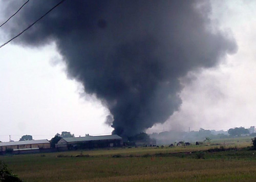 HN: Cột khói hàng trăm mét từ xưởng chăn đệm - 2