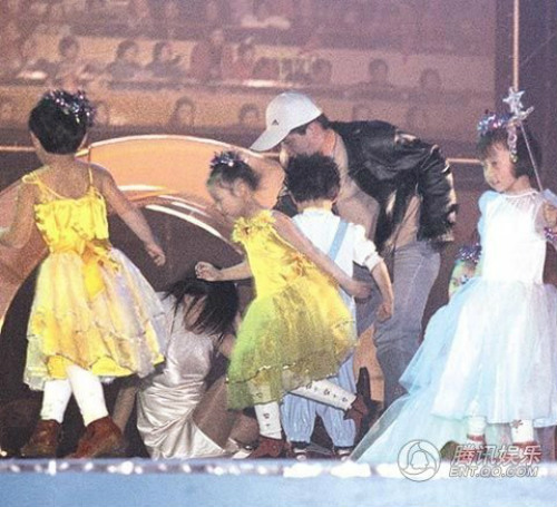 Giật thót những vụ hành hung, sỉ nhục Cbiz - 3