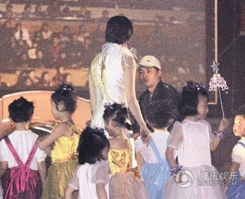 Giật thót những vụ hành hung, sỉ nhục Cbiz - 4