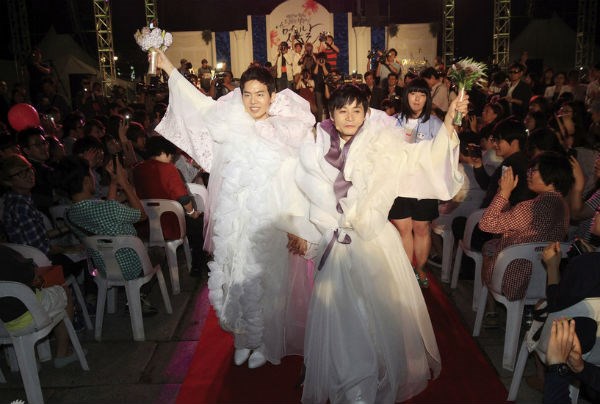 Giật thót những vụ hành hung, sỉ nhục Cbiz - 5