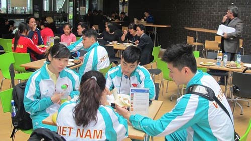 VĐV Việt ăn buffet, uống thuốc bổ chuẩn bị cho SEA Games - 1