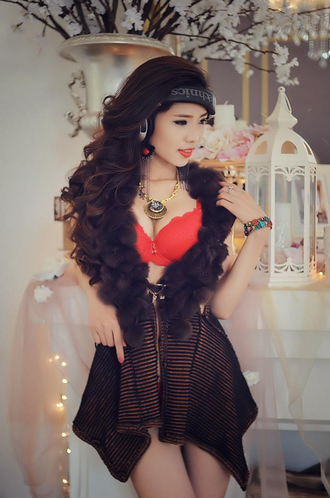 Không chỉ đam mê nghề DJ, Thủy Tiên còn rất yêu nghề thiết kế thời trang.
