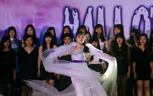 Bữa tiệc ma quỷ sexy của sinh viên Báo chí - 9