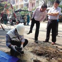 Tin tức trong ngày - Vụ mặt đường phát nổ: Hố nước vẫn sủi bọt