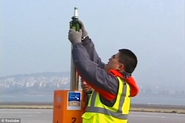 TQ: Phi công dùng trực thăng mở nắp chai bia - 3
