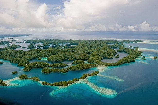 Palau là thiên đường nhiệt đới tuyệt đẹp, mang trong mình vẻ đẹp hoang sơ nhưng đầy bí ẩn. Hầu hết đây là những đảo san hô, chỉ cao hơn mặt nước biển vài mét, trong đó chỉ 9 đảo có người sinh sống. Dân số cả nước khoảng 21.000 người, sống rải rác trên 250 hòn đảo tạo thành dãy phía Tây của quần đảo Caroline.
