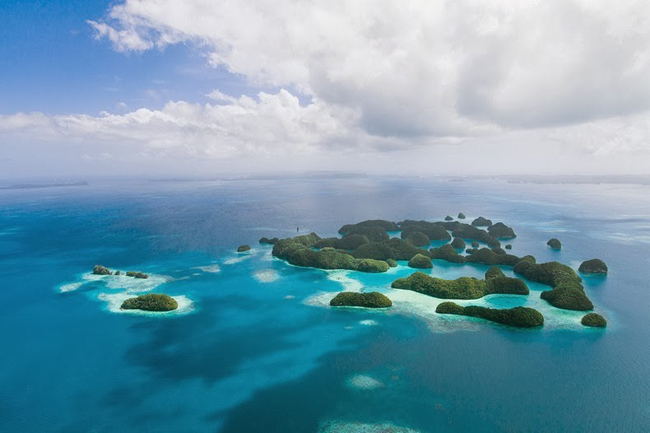 Quần đảo đá và các rạn san hô tạo nên các địa điểm du lịch nổi tiếng của Palau như Blue Corner, Hang Xanh, kênh đào German, đảo Ngermeaus và hồ Jellyfish. Hồ Marine nằm ở đảo Rock là nơi trú ngụ an toàn của loài sứa không châm chỉ có ở Palau.
