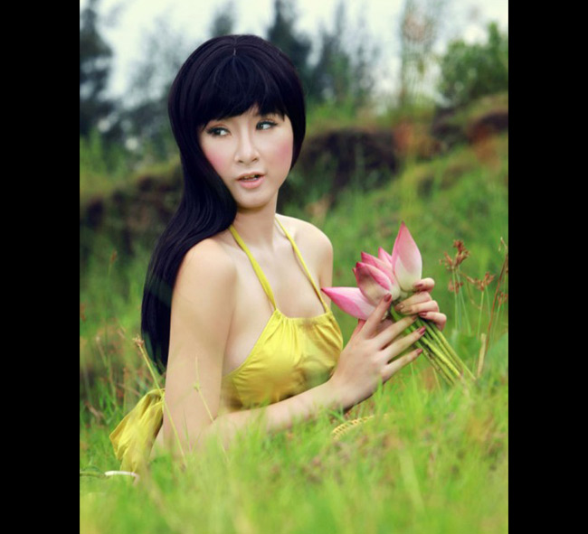 Nữ diễn viên 9X gợi cảm chụp hình cùng khung cảnh của hoa sen.

