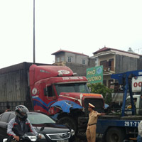 Tin tức trong ngày - Tài xế ngủ gật, container "đại náo" quốc lộ