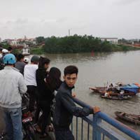 Tin tức trong ngày - Vợ vác gậy đuổi, chồng nhảy cầu tự tử