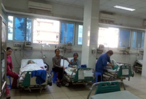 Sốt xuất huyết biến chứng nặng vào cuối mùa dịch - 1