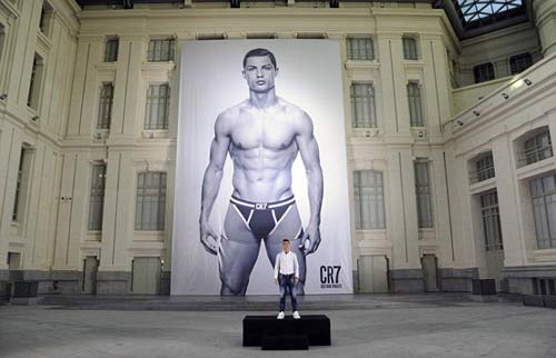 Ronaldo bán đồ lót “CR7” - 1