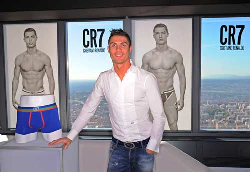 Ronaldo bán đồ lót “CR7” - 8