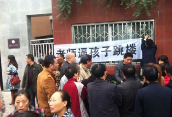 TQ: Trò nhảy từ lầu 30 chết vì bị giáo viên phạt - 2