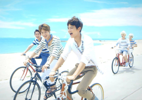 Những MV K-Pop đẹp lung linh trên biển - 1
