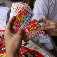 Tin tức trong ngày - Trúng số, "đốt tiền" trả thù quá khứ nghèo khổ