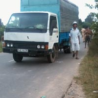 Tin tức trong ngày - Bé trai bị xe tải cán trước cổng trường