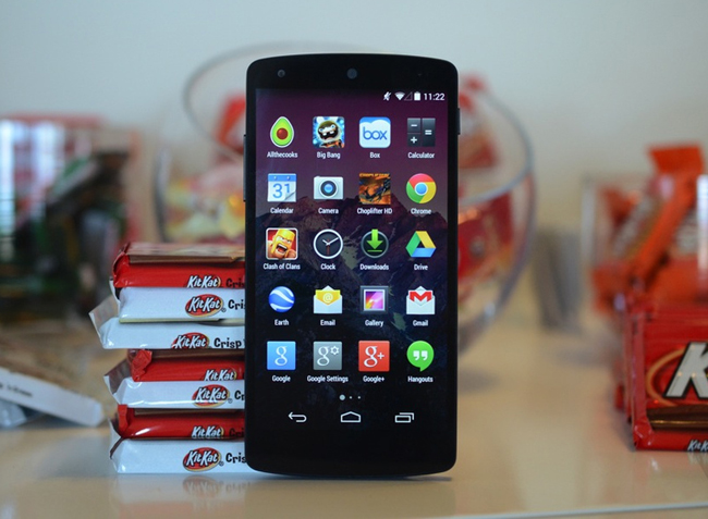 Nexus 5 sở hữu RAM 2GB và điểm đặc biệt nhất là máy chạy trên hệ điều hành thế hệ mới Android 4.4 KitKat của Google.
