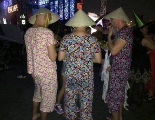 Xôn xao Tây hóa trang thành phụ nữ Việt - 1