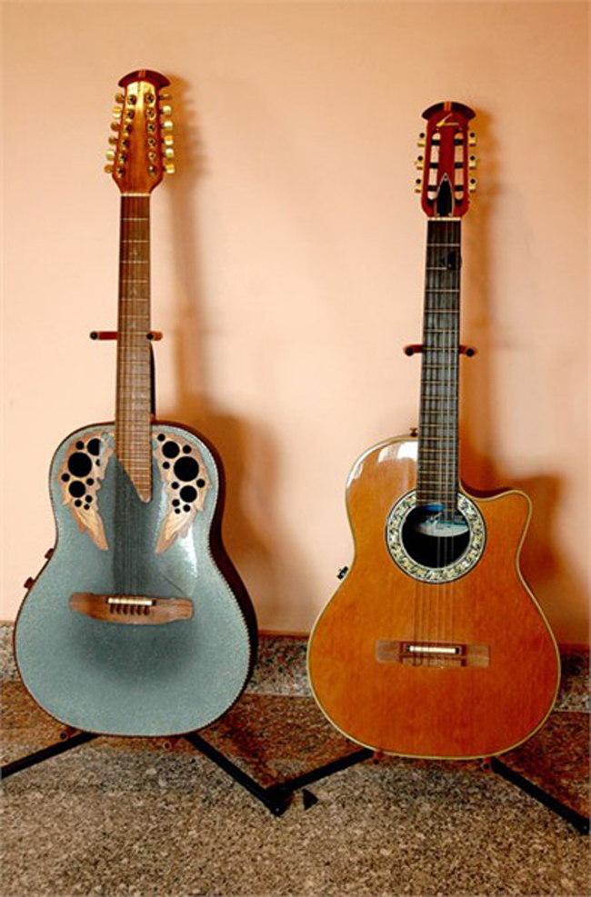 Evis có hai cây đàn ghi ta trị giá trên 5.000 đô la, được “tậu” từ Mỹ. Đây là vật vô giá gắn liền với vợ chồng anh mấy chục năm nay.
