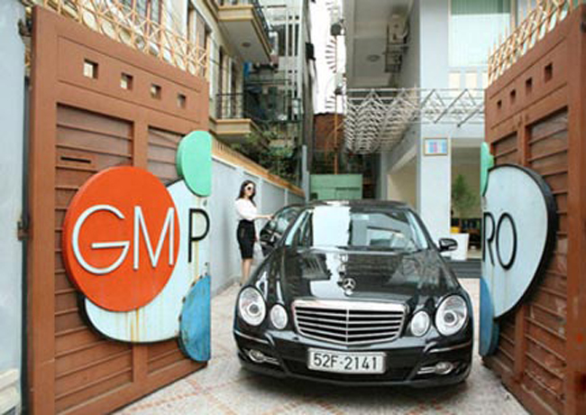 Giáng My có chiếc Mercedes S300L màu chocolate trị giá 4 tỷ đồng, thời điểm 2011.
