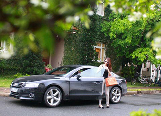 Cũng năm 2011, Thủy Tiên 'chơi' chiếc xe Audi A5 Sportback. Đó là chiếc xe mới cóng thuộc dòng S-line phiên bản 4 cửa, lần đầu tiên có mặt tại Việt Nam thời điểm đó.

