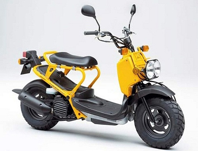 Ngoài ra Cường Đô la còn sở hữu chiếc xe 2 bánh độc đáo Honda Zoomer, dung tích xilanh 50cc và không bao giờ có thể cán mức tốc độ 100km/h.
