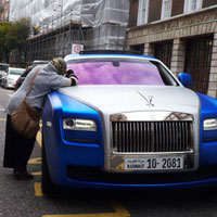 Ô tô - Xe máy - “Người ăn xin” dựa nắp ca-pô Rolls-Royce đại gia