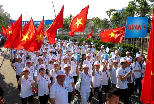 2013 người đi bộ chào đón công dân thứ 90 triệu - 2