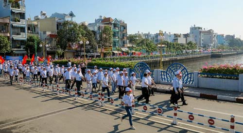 2013 người đi bộ chào đón công dân thứ 90 triệu - 3