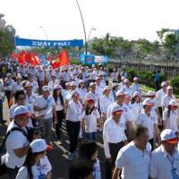 Tin tức trong ngày - 2013 người đi bộ chào đón công dân thứ 90 triệu