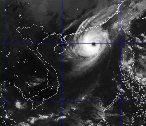 Bão Krosa tấn công biển Đông, biển động dữ dội - 2