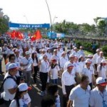 Tin tức trong ngày - 2013 người đi bộ chào đón công dân thứ 90 triệu