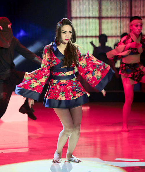 Minh Hằng "nhào lộn" trên sân khấu - 2